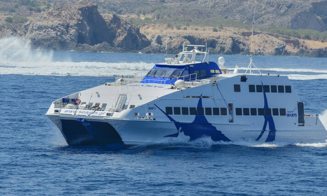 Απίστευτες εικόνες: Δείτε τη μάχη του Superjet  με τα πελώρια κύματα