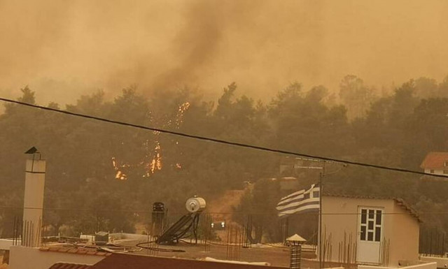 Φωτιά στην Εύβοια: Σήμα κινδύνου - Θα ενταθούν τη νύχτα οι άνεμοι