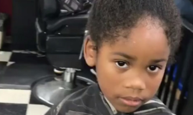 Αγοράκι κουρεύεται για πρώτη φορά στη ζωή του και η μεταμόρφωση είναι επική! 