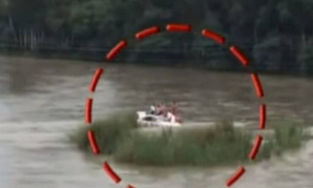 Έκαναν δώρο σε κακομαθημένο πλουσιόπαιδο αυτοκίνητο και το έριξε στο ποτάμι! (video)