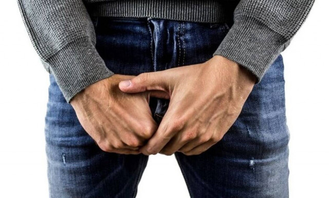 Σάλος: «Πασίγνωστη τραγουδίστρια με ξεβράκωσε για να δείξει το πέος μου σε πάρτι»