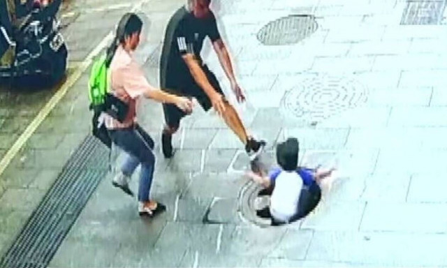 Video - σοκ: Τρίχρονος πέφτει σε φρεάτιο