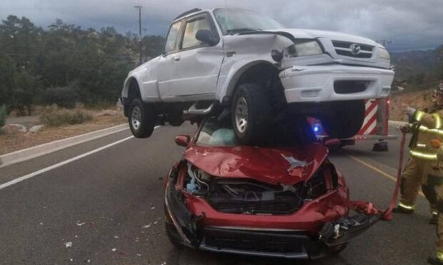 Γκαζοφονιάς κάνει προσπέραση-«σφήνα» και το μετανιώνει πικρά!