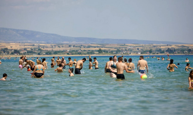 Καιρός: Επιμένουν και την Τετάρτη οι υψηλές θερμοκρασίες - Εξασθενούν σταδιακά οι άνεμοι (pics)