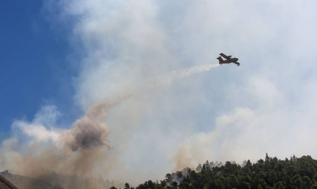 Ανατριχίλα: Τι βλέπει ο πιλότος ενός καναντέρ πετώντας πάνω από τη φωτιά