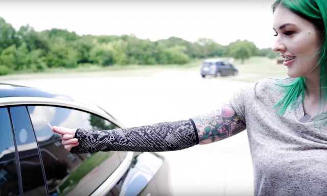 Απίστευτο! Έβαλε το κλειδί ενός Tesla μέσα στο χέρι της