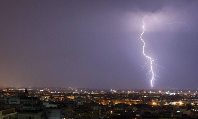 Ο καιρός τρελάθηκε: Ζέστη, ισχυρές καταιγίδες και μποφόρ την Παρασκευή 