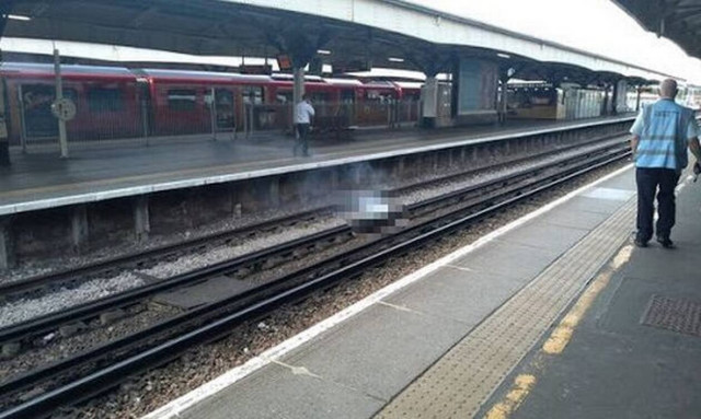 ΕΙΚΟΝΕΣ ΣΟΚ: Ξάπλωσε να κοιμηθεί στις ράγες και κάηκε