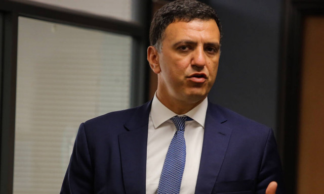 Φωτιά Εύβοια: Κόντρα Κικίλια - Πολάκη για τα έξοδα νοσηλείας του εθελοντή πυροσβέστη