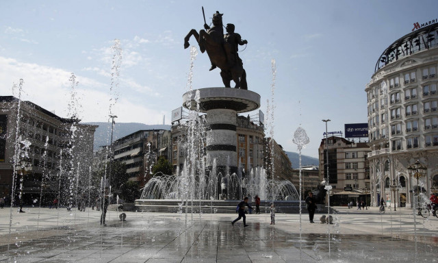 Σκόπια: Ξήλωσαν πινακίδες που λένε ότι ο Μέγας Αλέξανδρος είναι Έλληνας