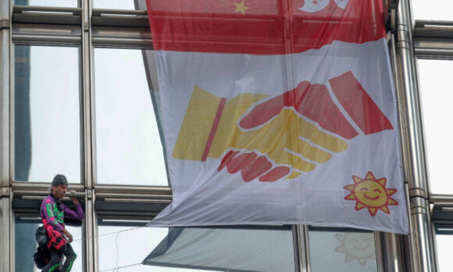 O Γάλλος... Spiderman ξαναχτύπησε: - Σκαρφάλωσε σε ουρανοξύστη του Χονγκ Κονγκ με μήνυμα ειρήνης  