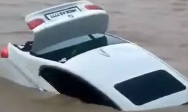 Απίστευτο! 18χρονος Ινδός «έπνιξε» μια BMW γιατί περίμενε ως δώρο γενεθλίων μια Jaguar (vid)