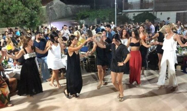 Όλοι μιλούν γι' αυτή: Η «καυτή» Κρητικιά που ξετρέλανε τους άνδρες με το χορό της (vid)