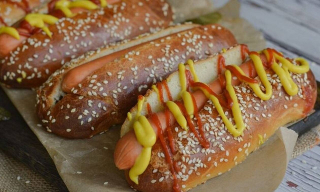 Η συνταγή της ημέρας: Hot Dog με σπιτικά ψωμάκια