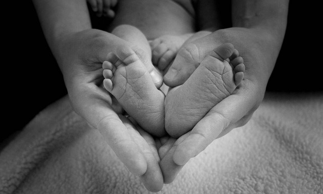 Φρίκη: Ζευγάρι κατηγορείται ότι σκηνοθέτησε τη γέννηση και τον θάνατο του μωρού του (pics)