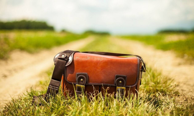 Απίστευτο: Βρήκε στο δρόμο τσάντα με θησαυρό - «Πάγωσε» όταν την άνοιξε