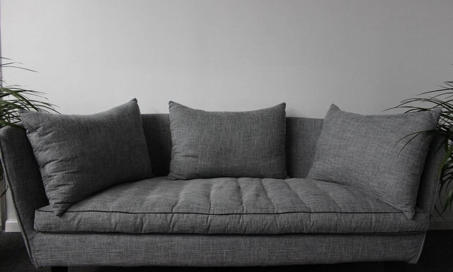 Κλάμα: Δείτε πώς μετέφεραν καναπέ τέσσερις νεαροί (pics)