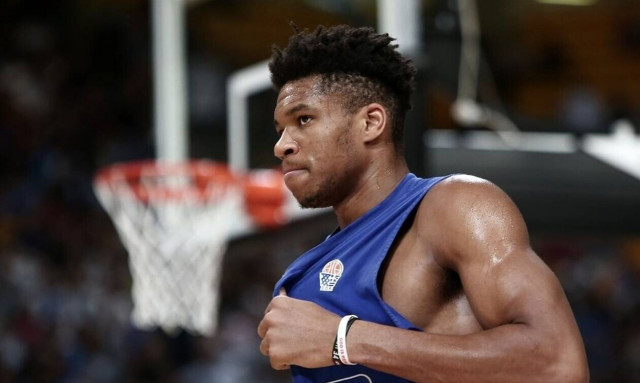 Γιάννης Αντετοκούνμπο: To πλακάτ οπαδού για τον MVP που έγινε viral - Δείτε το απίστευτο μήνυμα