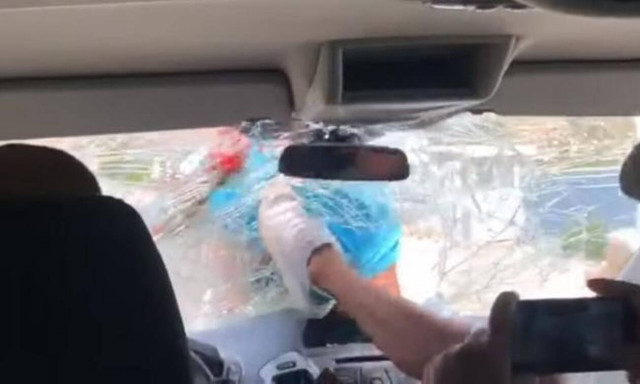 Αδιανότητο video: Αλβανός εστιάτορας σπάει παρμπρίζ αμαξιού με Ισπανούς τουρίστες... εν κινήσει!
