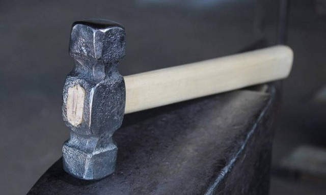 Φρίκη: Χτυπούσε με σφυρί την κοπέλα του για να του δώσει τον κωδικό της στο Facebook