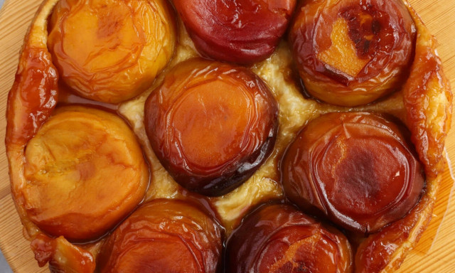 Πανεύκολη συνταγή για ανάποδη τάρτα με ροδάκινα