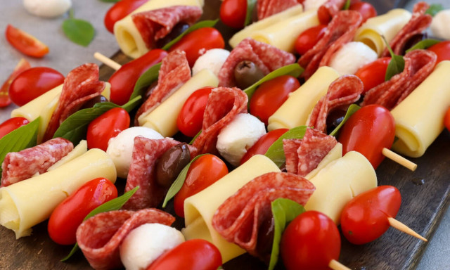 Πεντανόστιμη συνταγή για σουβλάκια με ντοματίνια και mozzarella