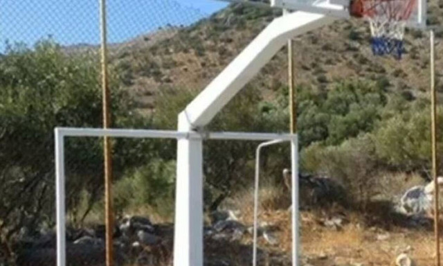 Παραλίγο τραγωδία στη Σπάρτη: Σιδερένιο τέρμα έπεσε και τραυμάτισε σοβαρά 10χρονο