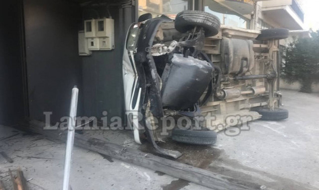 Λαμία: Ανατράπηκε βανάκι- Tούμπαρε μέσα σε αυλή σπιτιού (pics)