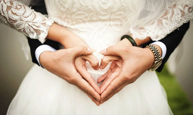 Χαμός σε κρητικό γάμο: Έτρεχαν με κουβάδες οι συγγενείς – Δείτε τι συνέβη (pics)