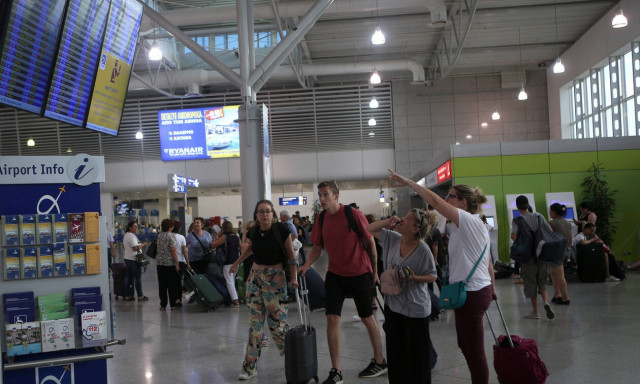 Πανικός στο «Ελ. Βενιζέλος»: Γνωστή Ελληνίδα τραγουδίστρια κατέρρευσε μέσα στο αεροπλάνο (pics)