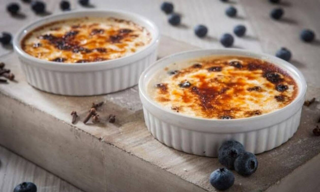 Εύκολη συνταγή για την πιο λαχταριστή crème brulee με μύρτιλα!
