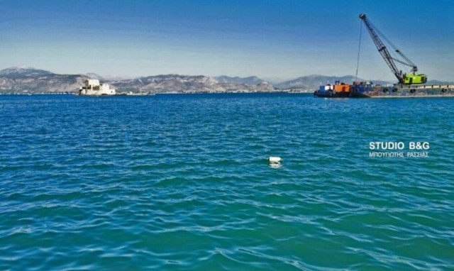 Ναύπλιο: «Βουτιά» αυτοκινήτου στο λιμάνι