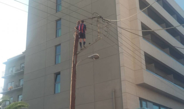 Χανιά: Σκαρφάλωσε στην κολόνα της ΔΕΗ και έπαιξε… μπάλα! (pics&vid)