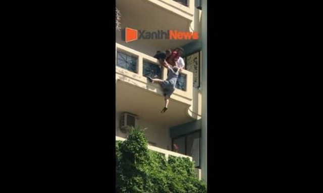 Ξάνθη: Δραματική διάσωση - Λοχίας έσωσε τη ζωή ενός άνδρα που κρεμόταν από μπαλκόνι (vid)