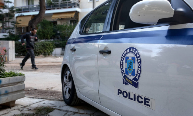 Ντροπή: Οργισμένος άνδρας έκανε «γυαλιά-καρφιά» αυτοκίνητο ΑμΕΑ (pics)