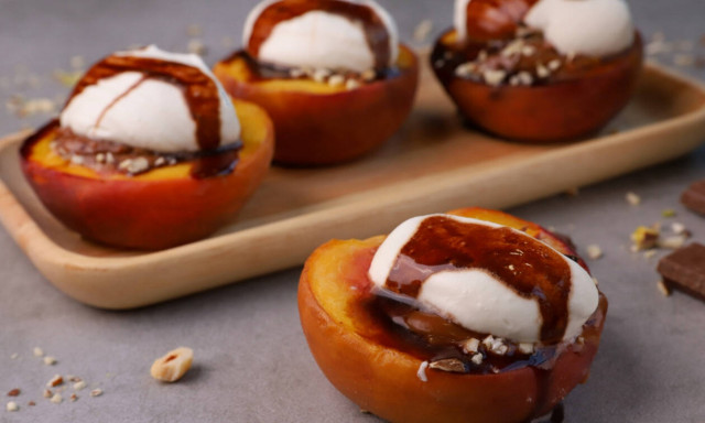 Εύκολη συνταγή για ψητά ροδάκινα με καραμέλα γάλακτος