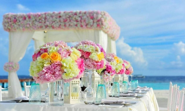 Καλεσμένη σε καλοκαιρινό γάμο; 4 χτενίσματα που σίγουρα μπορείς να κάνεις και μόνη σου (pics) 