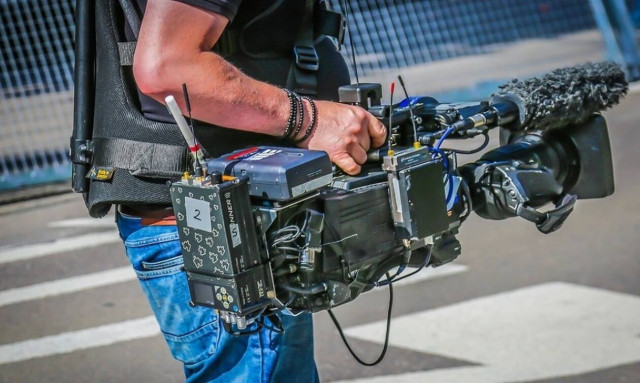 Στο χειρουργείο γνωστός Έλληνας δημοσιογράφος – Δείτε ποιος είναι (pics)