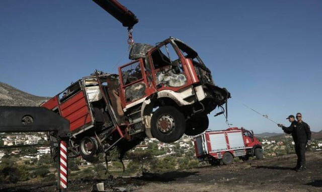 Φωτιά ΤΩΡΑ: Ανατροπή πυροσβεστικού οχήματος – Δύο πυροσβέστες τραυματίες