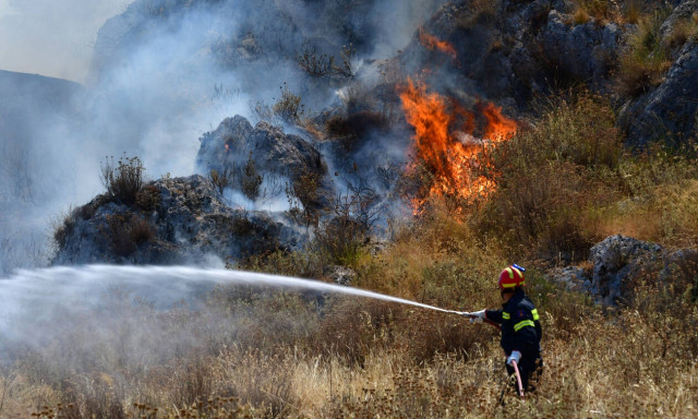Φωτιά ΤΩΡΑ: Πύρινα μέτωπα σε Αχαΐα, Σάμο, Μεσσηνία, Ηλεία –  Ανετράπη πυροσβεστικό όχημα 
