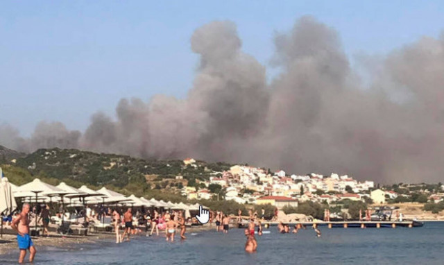 Φωτιά ΤΩΡΑ στη Σάμο: Εκκενώθηκαν δύο ξενοδοχεία στο Μεσόκαμπο - Στο βουνό κατευθύνονται οι φλόγες