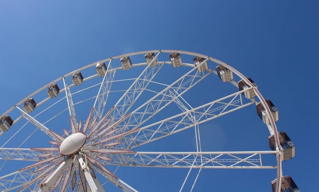 Τρόμος σε λούνα παρκ: Η στιγμή που σπάει το συρματόσχοινο σε σιδερένια σφαίρα