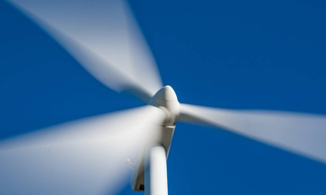 Συγκλονιστικό ατύχημα: Φτερό ανεμογεννήτριας καρφώθηκε σε λεωφορείο (pics)