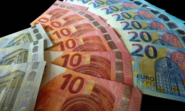 Μπαράζ πληρωμών τις επόμενες ημέρες: Ποιοι και πότε θα δουν χρήματα στους λογαριασμούς τους