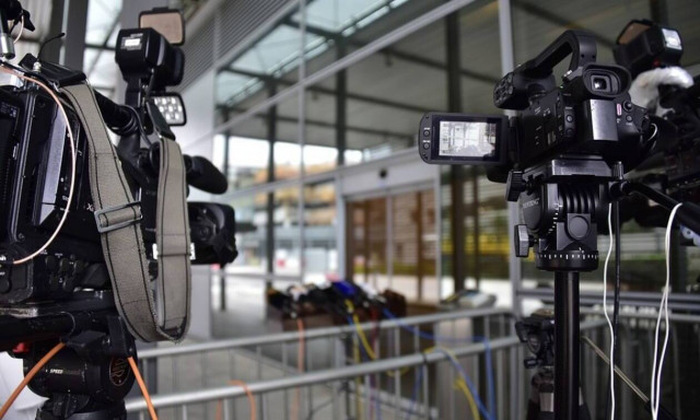 Άγριο έγκλημα: Νεκρός δημοσιογράφος με πολλαπλές μαχαιριές (pics)