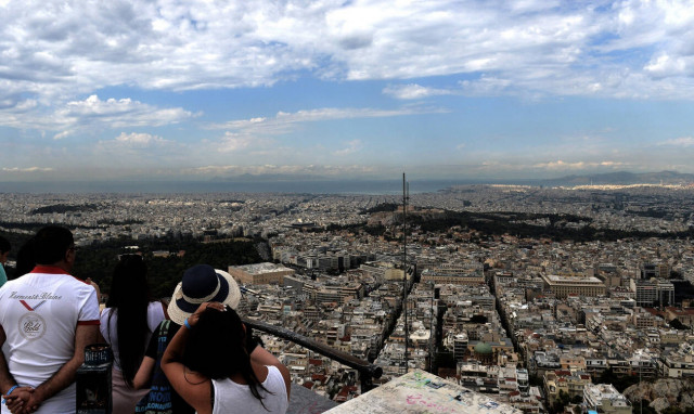 Καιρός: Υψηλές θερμοκρασίες, μελτέμια, σκόνη και βροχές την Τρίτη