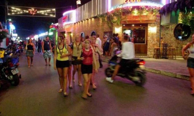 Εικόνες ΣΟΚ στα Μάλια: Τουρίστρια ουρεί στη μέση του δρόμου