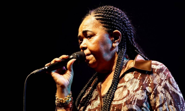 Cesaria Evora: 78 χρόνια από τη γέννηση της «ξυπόλητης ντίβας» (pics+vids)