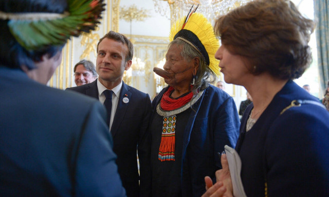 Αμαζόνιος: Με τον Ινδιάνο αρχηγό συναντήθηκε ο Μακρόν