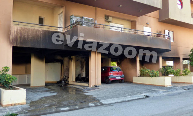 Αναστάτωση στη Χαλκίδα: «Λαμπάδιασε» πυλωτή - Κάηκαν μηχανές και αυτοκίνητο (pics+vid)